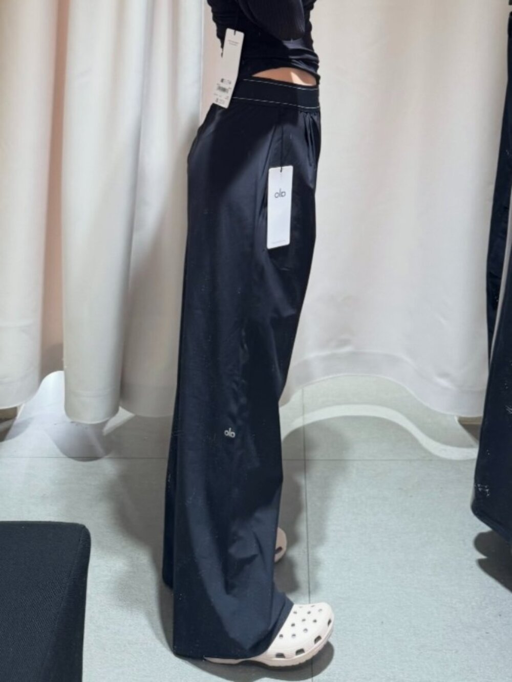 New💜ALO Yoga Suit Up Trouser Black, Straight legs loose | Regular 30-inch - Picture 7 of 7